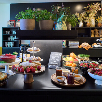 Frühstücksbuffet mit selbst gebackenen Spezialitäten und regionalen Produkten im Hotel Henriette in Wien