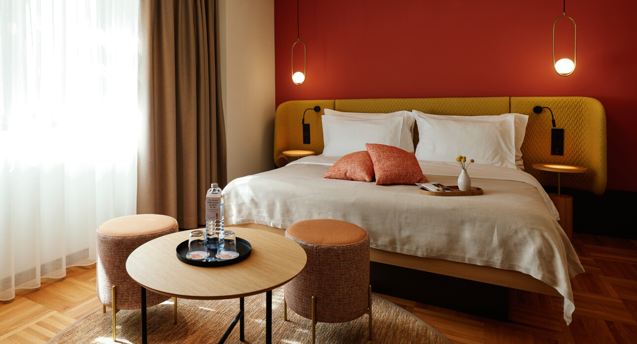 Helles Circular Living Zimmer im Henriette Stadthotel Vienna.