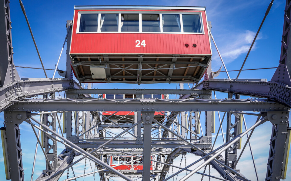 Die legendären roten Gondeln des Riesenrads in Wien.