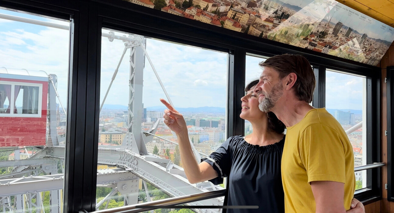 Paar in einer Riesenrad-Gondel beim Wien von oben Entdecken.