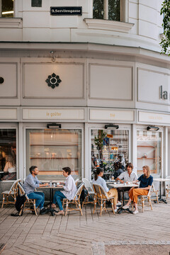 Gemütliches Alt-Wiener Kaffee mit Tischen vor dem Haus.