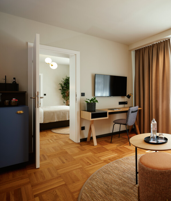 Stilvoll nach Prinzipien der Kreislaufwirtschaft designtes Zimmer im Hotel Henriette in Wien.