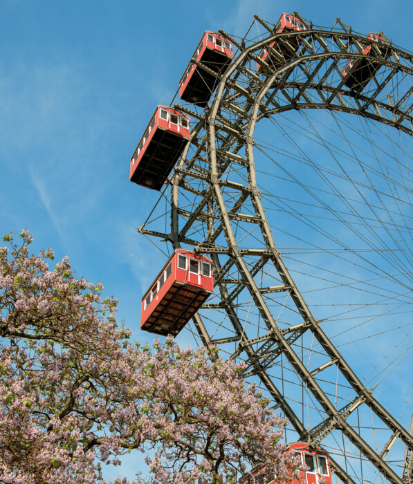 Wiener Riesenrad mit roten Gondeln an einem sonnigen Frühlingstag.